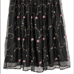 Knee-length skirt mesh w/ embroidered pattern and elastic waist